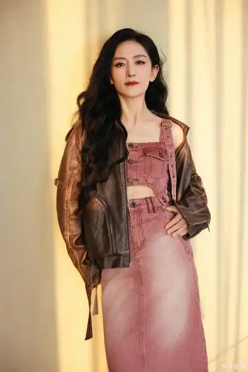 谢娜工作室晒出一组时尚美照 复古牛仔碰撞自在洒脱