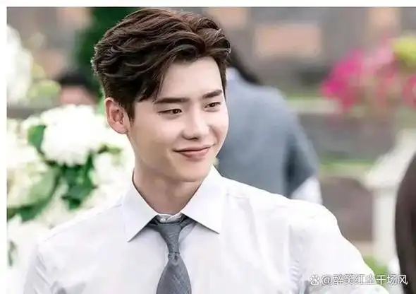 双担当而备受关注的国外演员李钟硕在影视圈中赢得了大量粉丝的喜爱