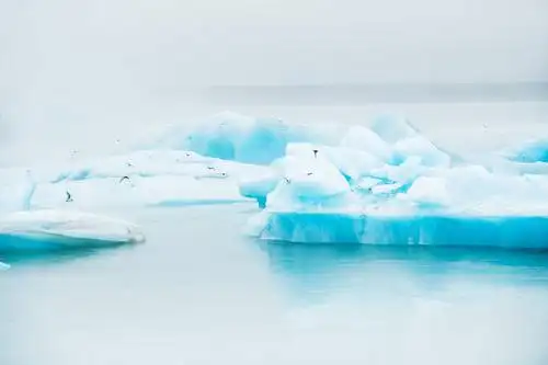 高清图片-在 jokulsarlon 冰川湖,南冰岛蓝色冰山 在 jokulsarlon