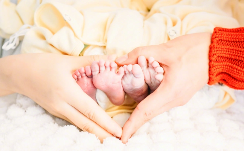 家四口的幸福生活,官宣小宝宝出生时谢娜和张杰的手围成了爱心的形状