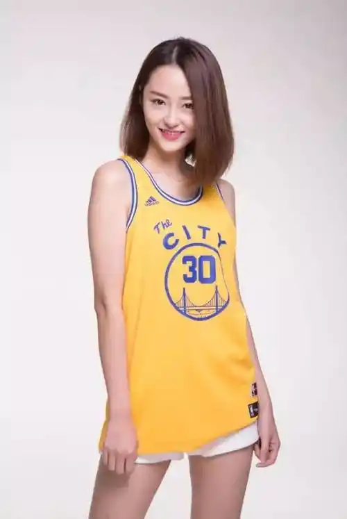 美女主播小七重返腾讯nba,自爆爱库里爱科比爱帅哥