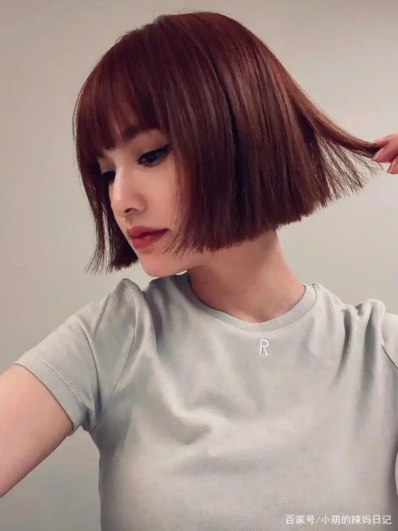 今年火了一种发型叫:"一刀切",高级又减龄,难怪倪妮都上头了