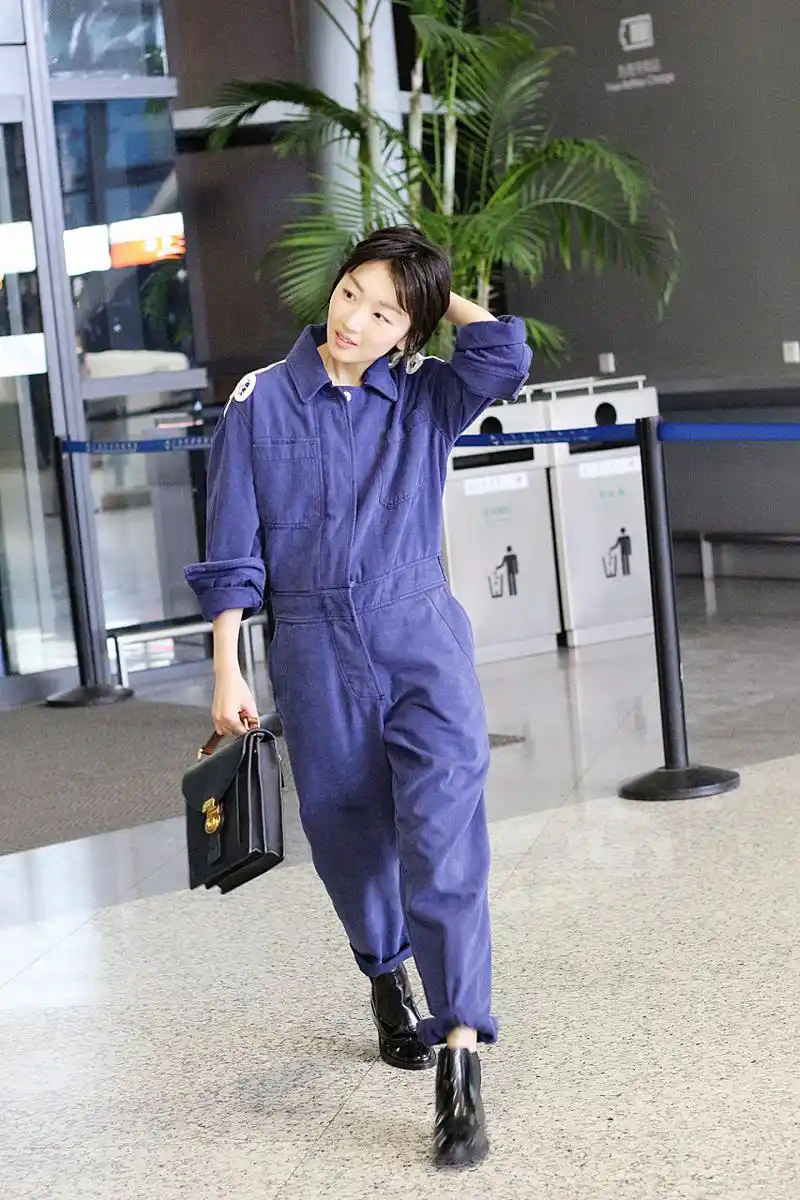 周冬雨在参加时装秀时遭到富婆的投诉,目前她情绪较为激动,无论身处何