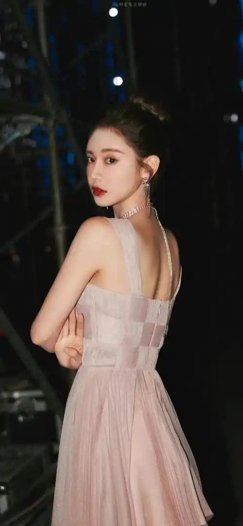 篮球节目美女主持人美娜高清美图