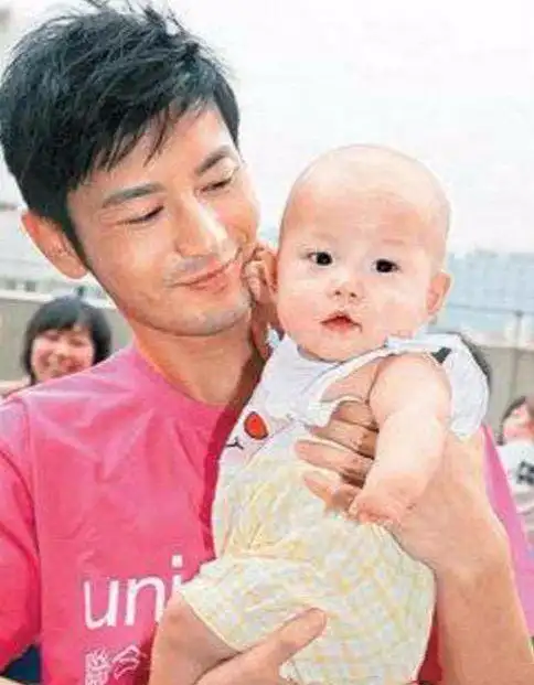 杨颖儿子小海绵照片曝光又一枚帅哥诞生