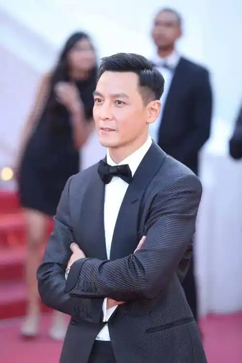 吴彦祖黑色西装look亮相影片rocketman戛纳首映红毯