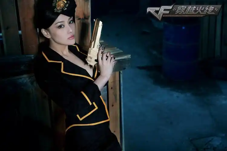 军装难掩那一抹妩媚