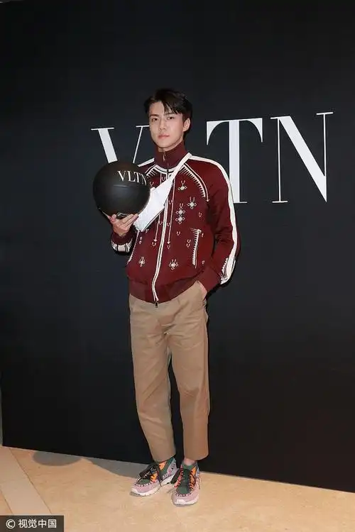 吴世勋valentino高领运动装 卡其色长裤 拼色运动鞋活力男神