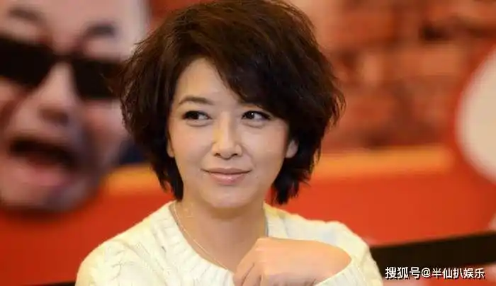 靳东前妻,一共离婚2次,如今49岁的她找了个小17岁男友.