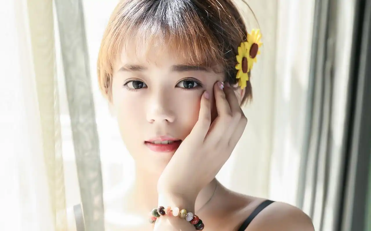 短发美女养眼性感生活照图片桌面壁纸