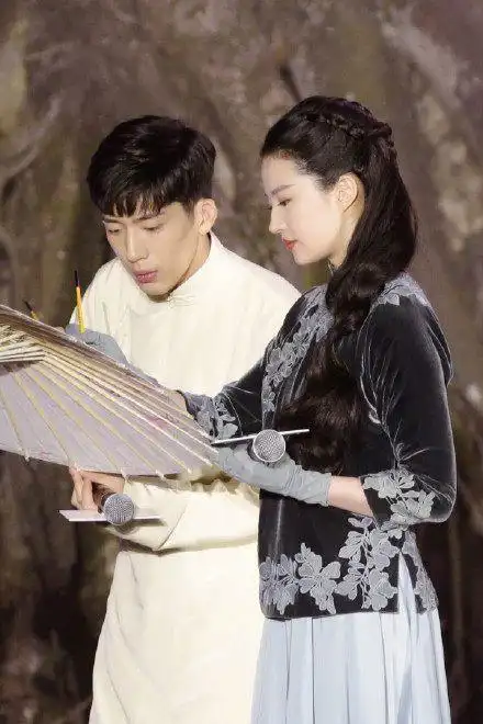 不穿仙女服的刘亦菲变身民国名媛和井柏然站在一起略显丰腴