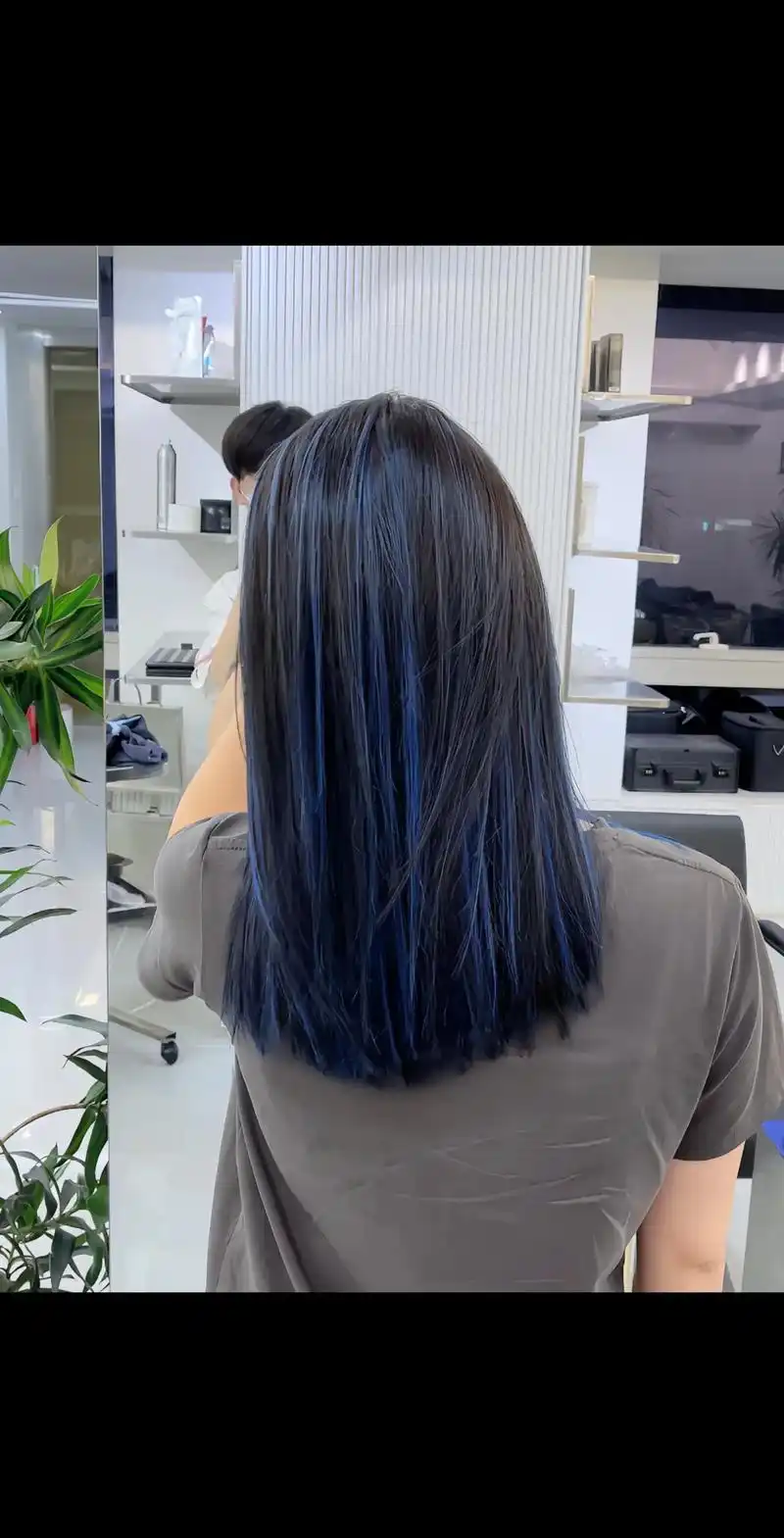 方圆脸层次感锁骨短发搭配雾霾蓝灰色挑染