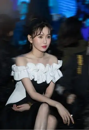 江铠同清纯感十足,穿礼服用黑色"重画"腰线,"沙漏感"抢眼