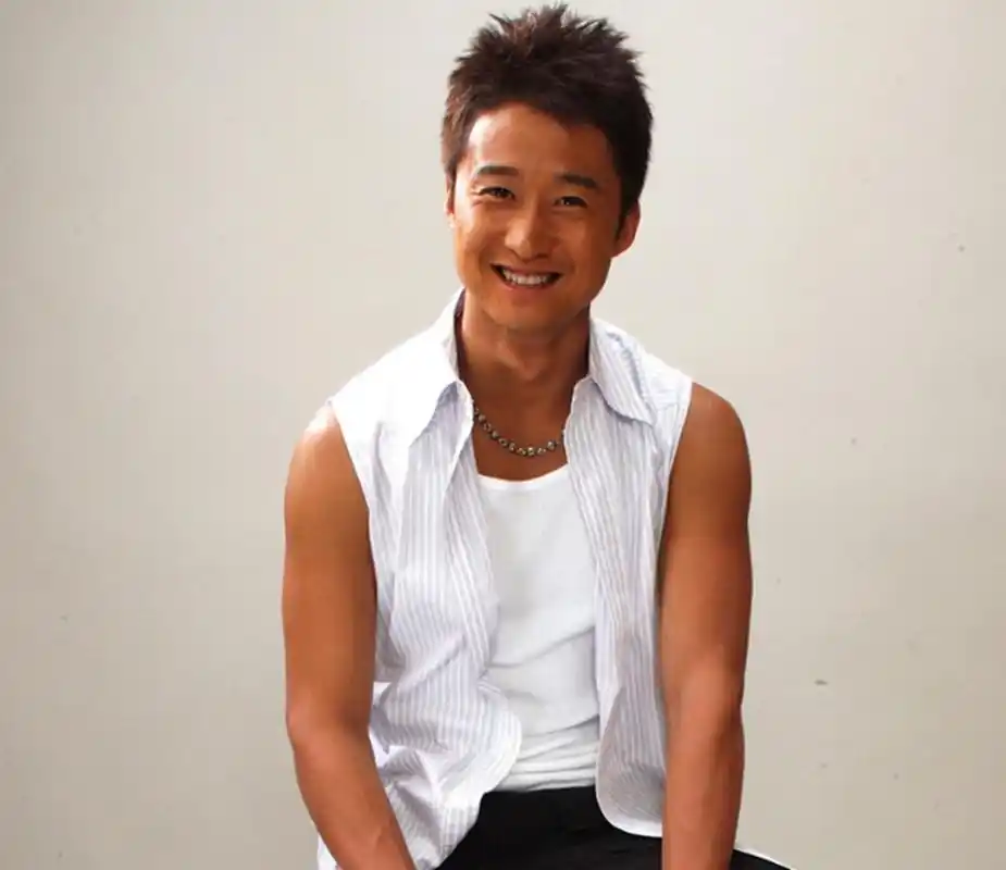 吴京出身武术世家,小时候因练武偷懒被父亲一脚踹飞,心疼吴京!