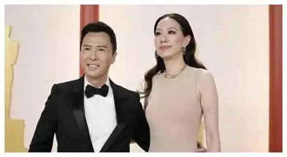 甄子丹无奈!超模妻子穿着"不露寸",风头全被抢!_大哥_老婆_事情