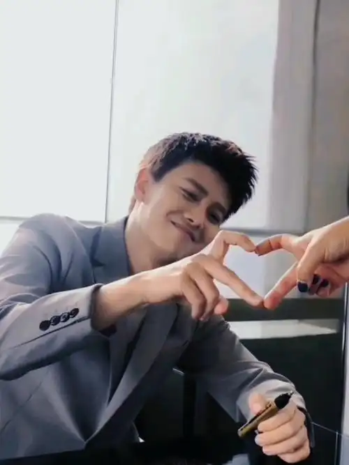 比心  #任嘉伦  #俄式比心