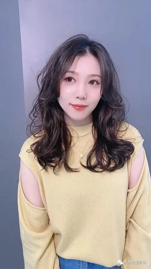 时尚发型女2021流行发型图片