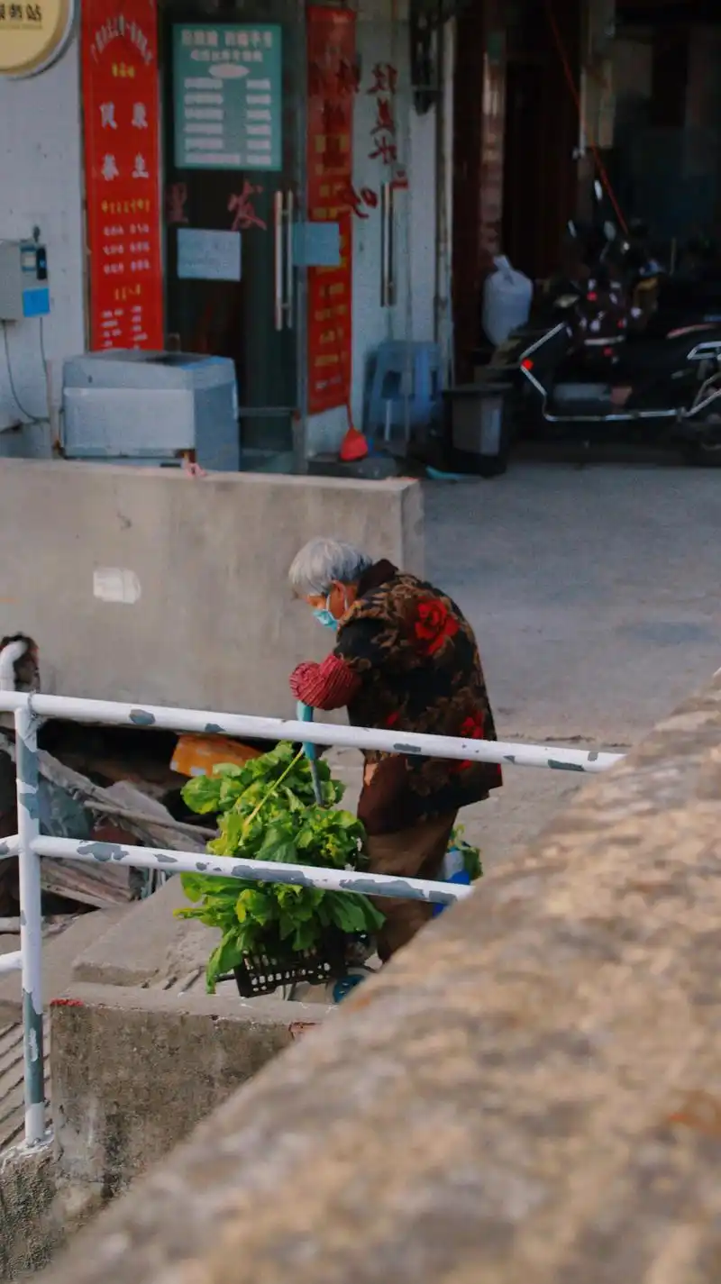 2022年3月24日,一位提着菜准备回家的老人.