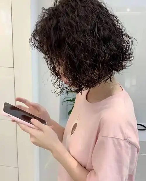 入春" 短烫发超减龄"_短发_发型_女生