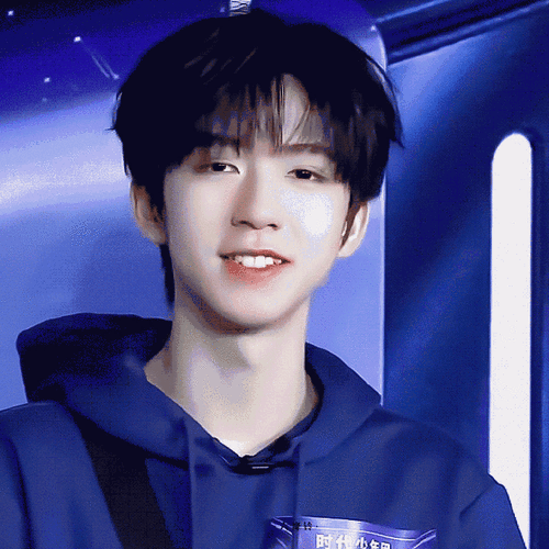 时代少年团直播##贺峻霖头上有个爱心