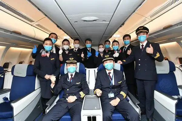 东航机长"我们愿与你们同行"