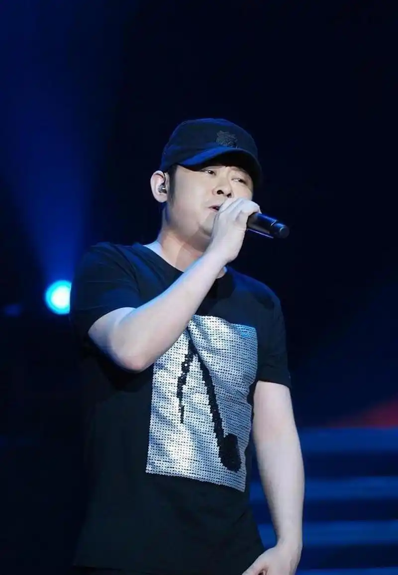 刀郎回复网友,说他一切都好,生活照常,负责人介绍刀郎工作生活状态,"