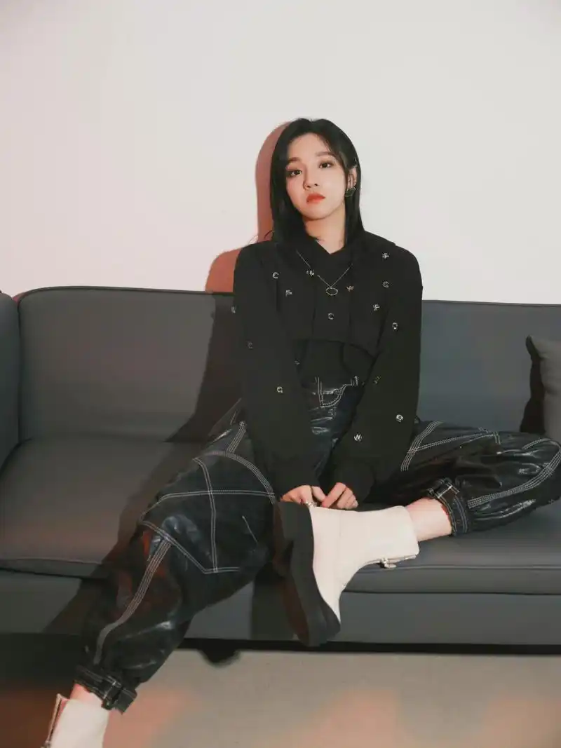 宋雨琦身穿黑色短款卫衣内搭背心,搭配同色系皮裤与白色中筒靴