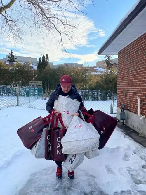 北京女孩18岁留学加拿大,为生存,洗碗端盘子,国外没想象的好