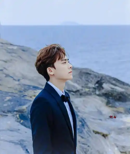 不得不说,李易峰的侧脸真的很惊艳.