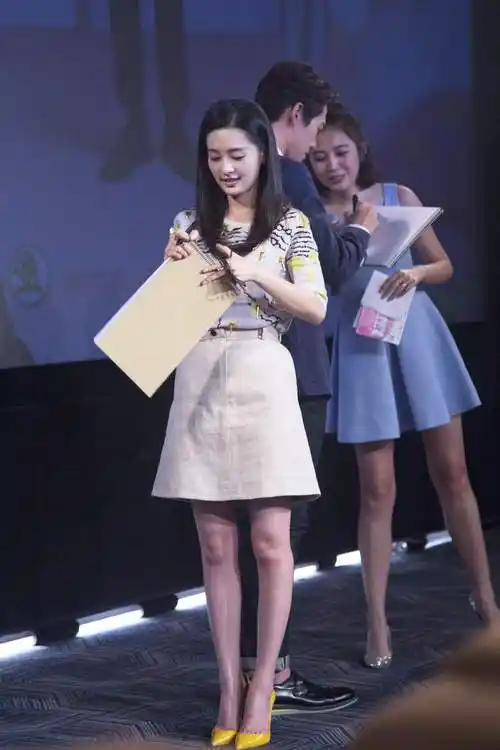 原创李沁的三寸金莲脚多出名男演员不敢公主抱起她怕鞋不见