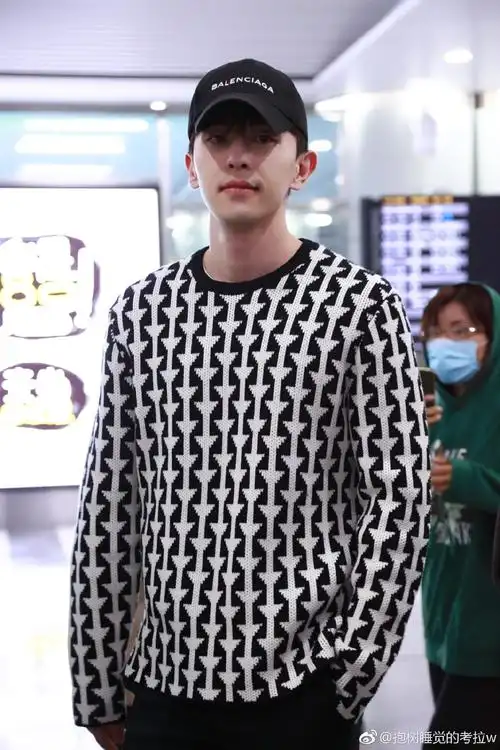 邓伦深夜抵达长沙 眉秀似山眼拥星霜