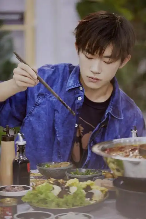 工作室放易烊千玺街舞新剧照 画风突变美食节目