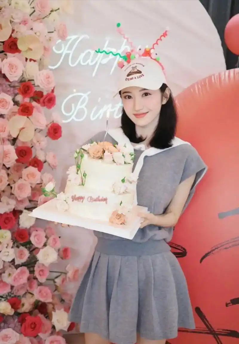 景甜姐姐两小时之内发布一组自己过生日照!