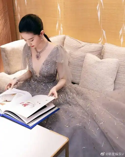 刘亦菲#深v亮钻雾蓝纱裙高冷优雅,仙女气好浓!