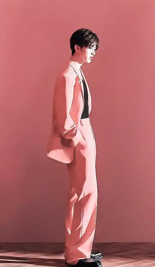 240218蔡徐坤粉色写真引网友热议吸睛实力不容小觑