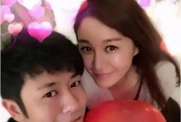 亲妈是导演干妈是导演20年都捧不红他却在娶妻改名后火了