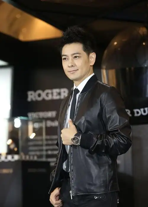 过了这么多年,44岁的林志颖仍然有当年的英气,一头利落短发,浓眉大眼