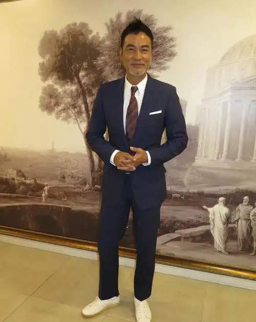 任达华参加综艺,暗黑系造型太帅气,64岁还散发硬汉气质