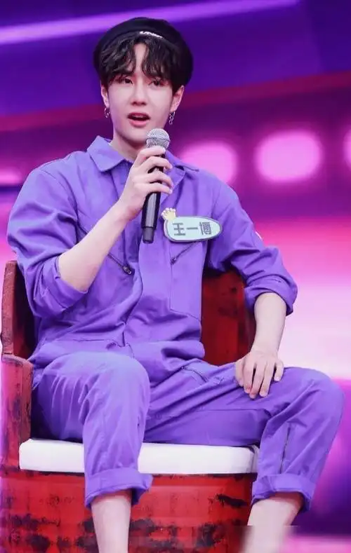 人狠话不多的王一博穿上高贵冷艳的紫色谁还敢接近他