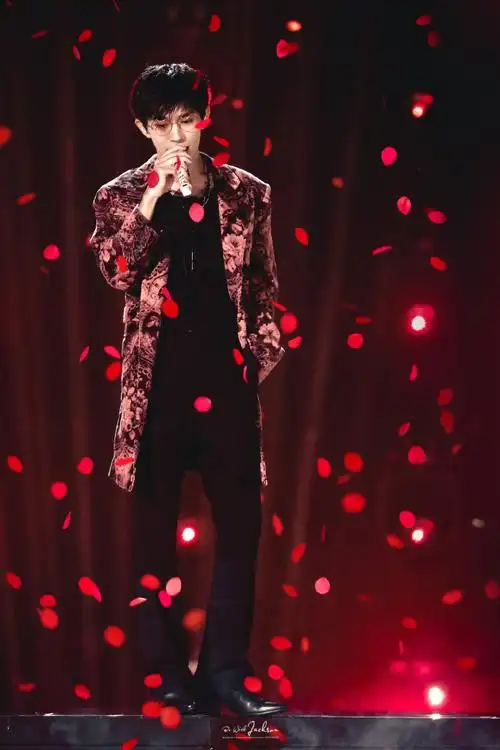 易烊千玺舞台直拍##易烊千玺 限定玫瑰