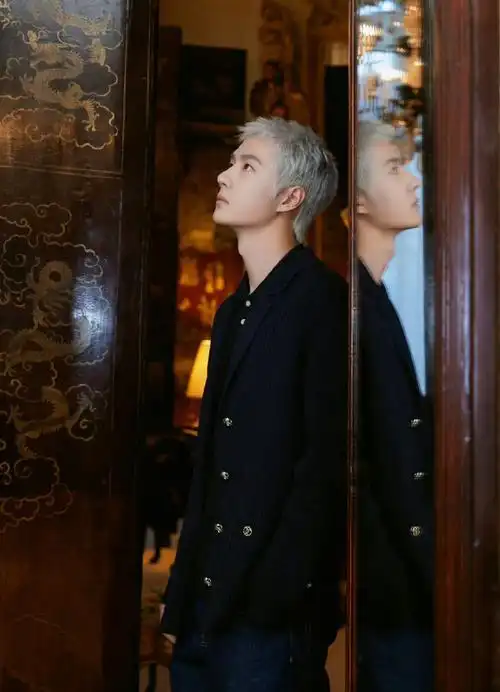 王一博超话@uniq-王一博探访香奈儿女士的康朋街31号的私人寓所,深色