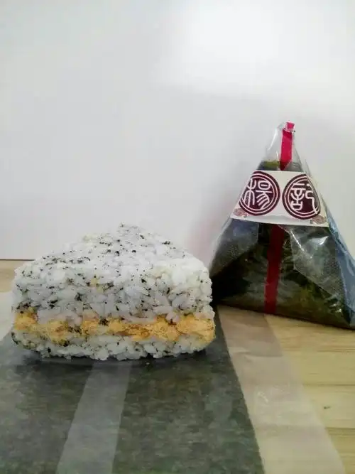 三角紫菜包饭:海苔香脆,米饭香韧搭配芝麻肉松味道棒棒哒!