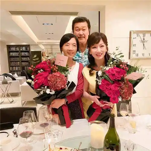 原创66岁赵雅芝晒生日照气质依旧容光焕发与老公合照好似两代人