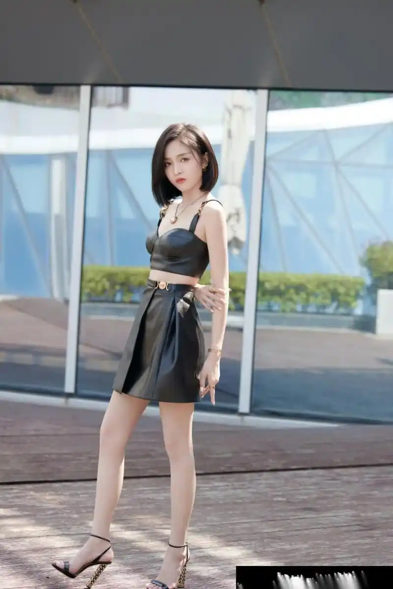 吴宣仪的一字带高跟凉鞋,如晨曦中的花朵,绽放出迷人的光彩.