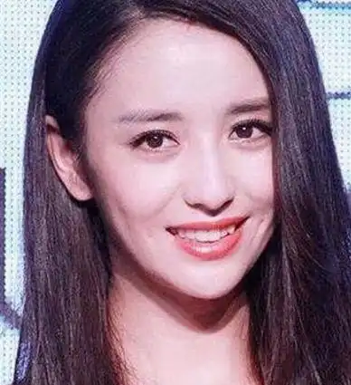 坚强的佟丽娅,小虎牙很可爱哦,樱桃小嘴也是很迷人的,每次我都有想亲