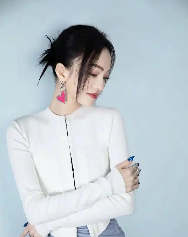 张韶涵:1982年,身高158,体重43kg.