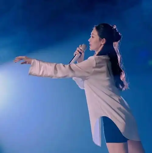 孤身一人挎包,连助理都没有,一战成名的陈丽君打了多少女星的脸|戚薇