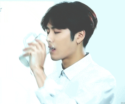 王嘉尔帅哥帅气阳光型男gif动图_动态图_表情包下载_soogif