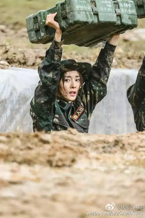 微博配图就是杨幂在节目中水里来泥里去去的,全身都是脏兮兮的.