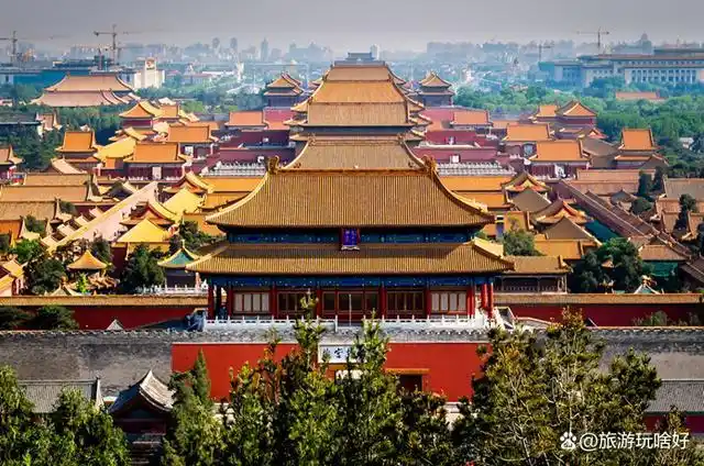 紫禁城占地72万平方米,有9999个房间.它的建筑简单而宏伟,红